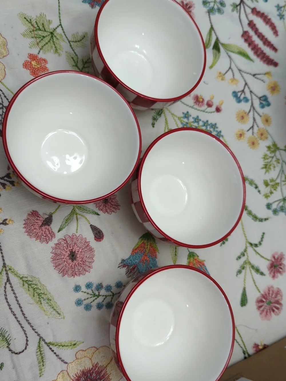 Mackenzie Childs Bowls set of 4 Cherry Check - Picture 4 of 5